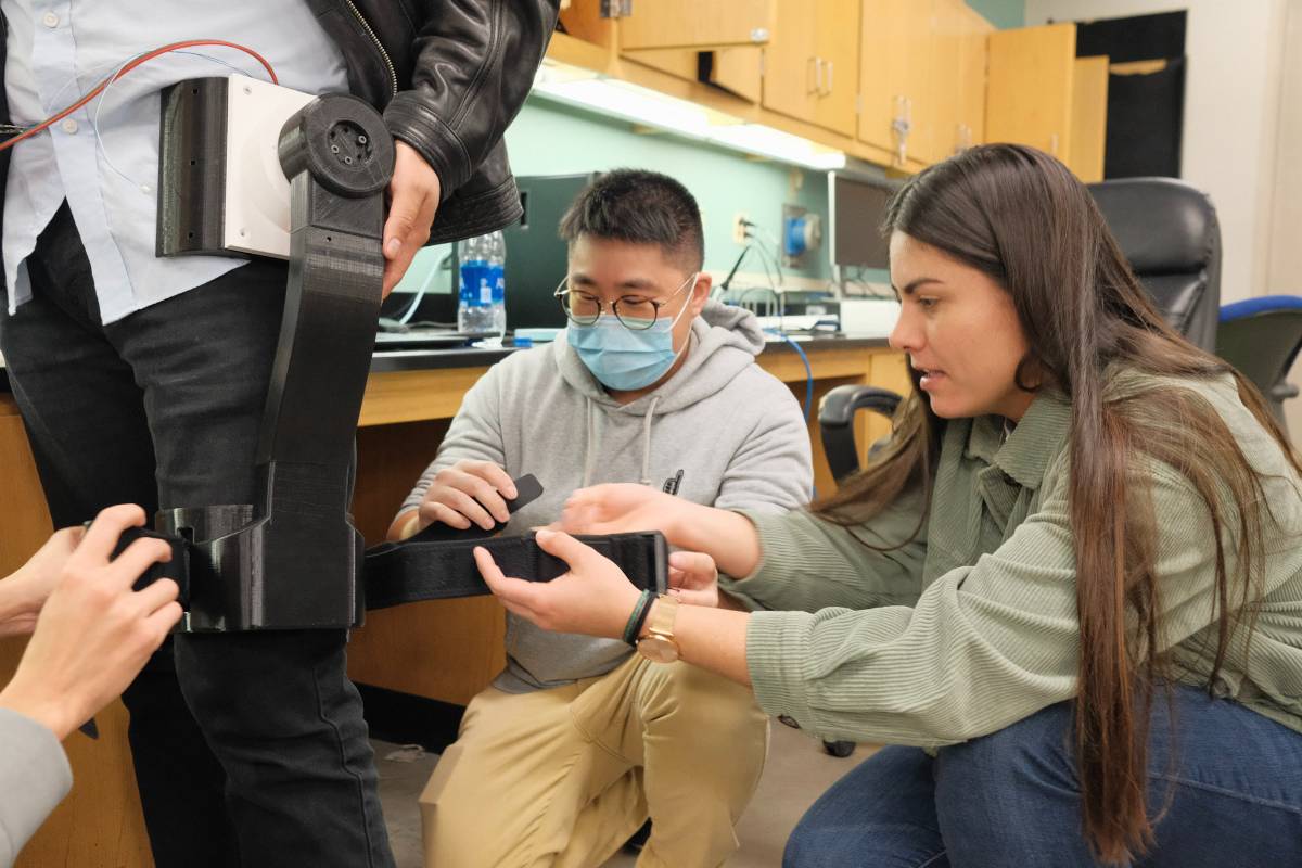 Students working the ENG192 lab